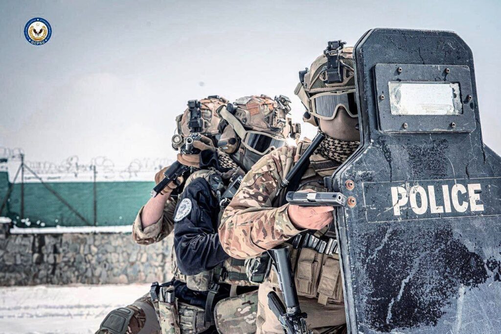 تمرینات زمستانی نیروهای ویژه پلیس طالبان با تجهیزات و تسلیحات بروز غربی تمرینات زمستانی نیروهای ویژه پلیس طالبان