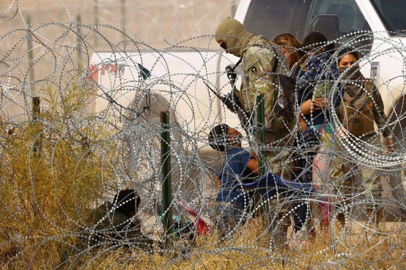 دیدنی های امروز؛ از عکس یادگاری پاپ تا پناهجویان مرز آمریکا زانو زدن نوجوان پناهجو در مقابل یک سرباز گارد مرزی ایالت تگزاس