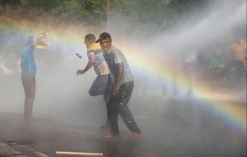 دیدنی های امروز؛ از عکس یادگاری پاپ تا پناهجویان مرز آمریکا تظاهرات مردمی در شهر کلمبو سریلانکا