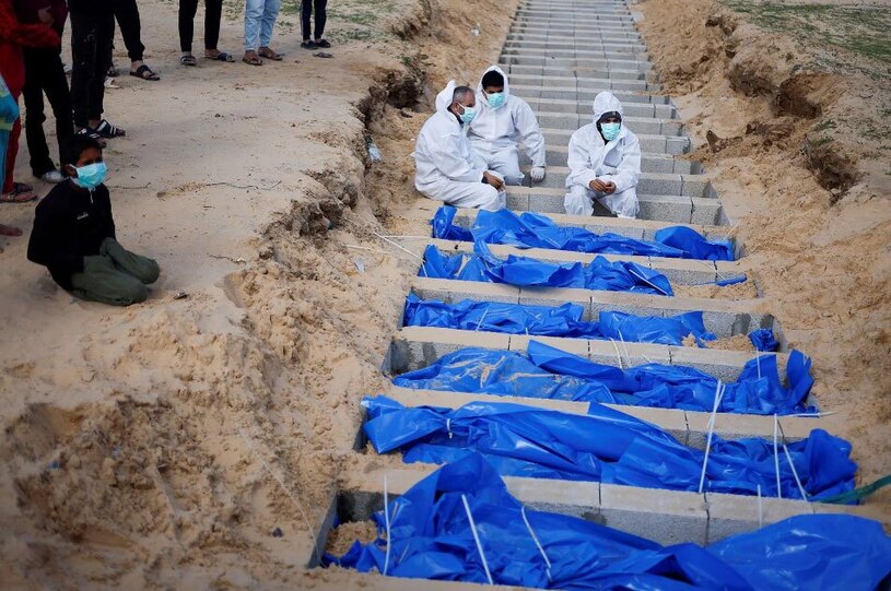 دیدنی های امروز؛ از عکس یادگاری پاپ تا پناهجویان مرز آمریکا دفن شهدای فلسطینی در شهر رفح