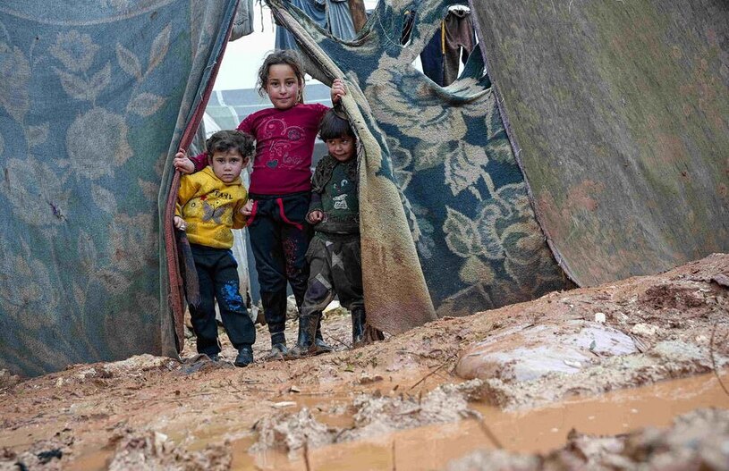 دیدنی های امروز؛ از عکس یادگاری پاپ تا پناهجویان مرز آمریکا وضعیت یک اردوگاه استقرار آوارگان جنگی