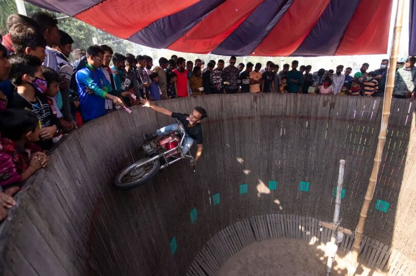 دیدنی های امروز؛ از عکس یادگاری پاپ تا پناهجویان مرز آمریکا نمایش یک موتورسوار در بنگلادش