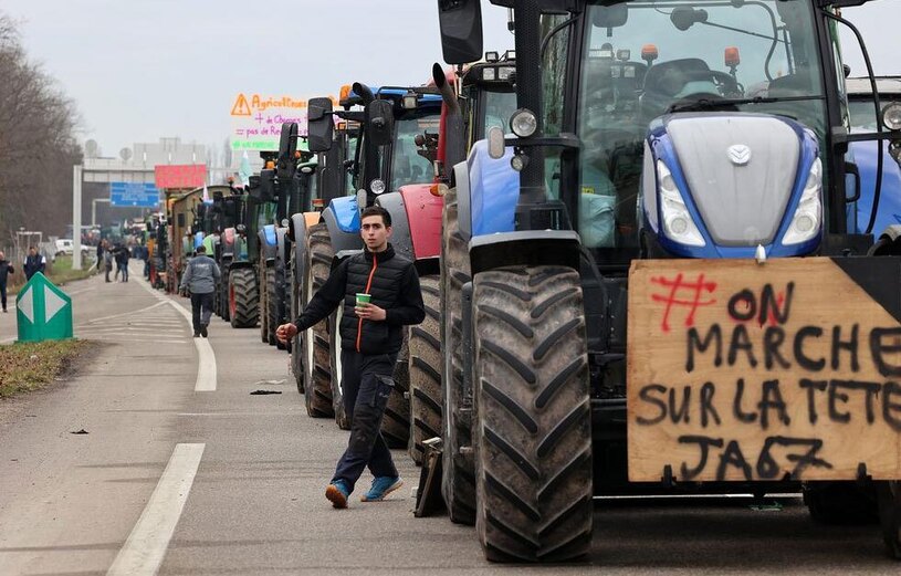 دیدنی های امروز؛ از عکس یادگاری پاپ تا پناهجویان مرز آمریکا فرزندان کشاورزان فرانسوی نیز با تراکتورهای اسباب بازی خود دراعتصابات سراسری