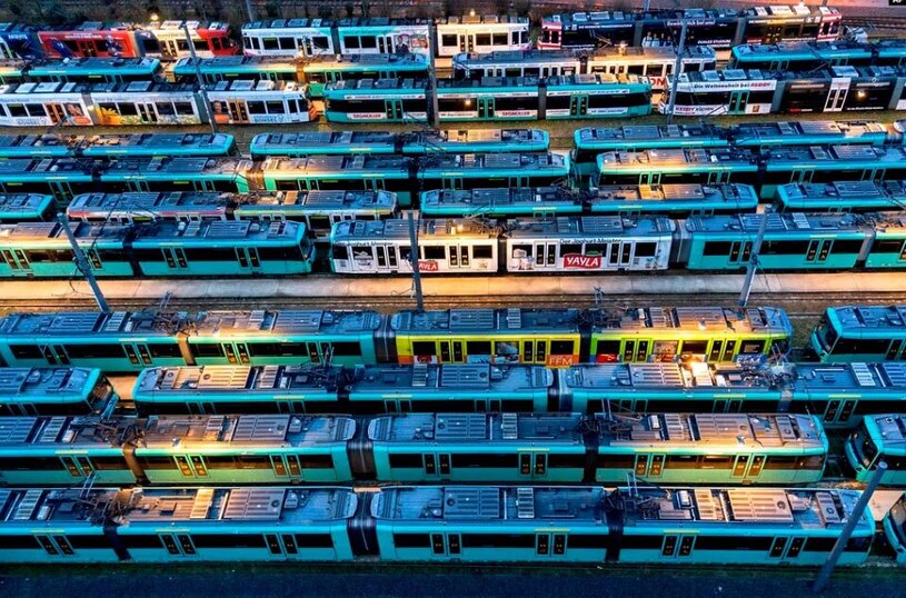 توقف واگن های قطار مترو در پارکینگ مترو شهر هامبورگ آلمان