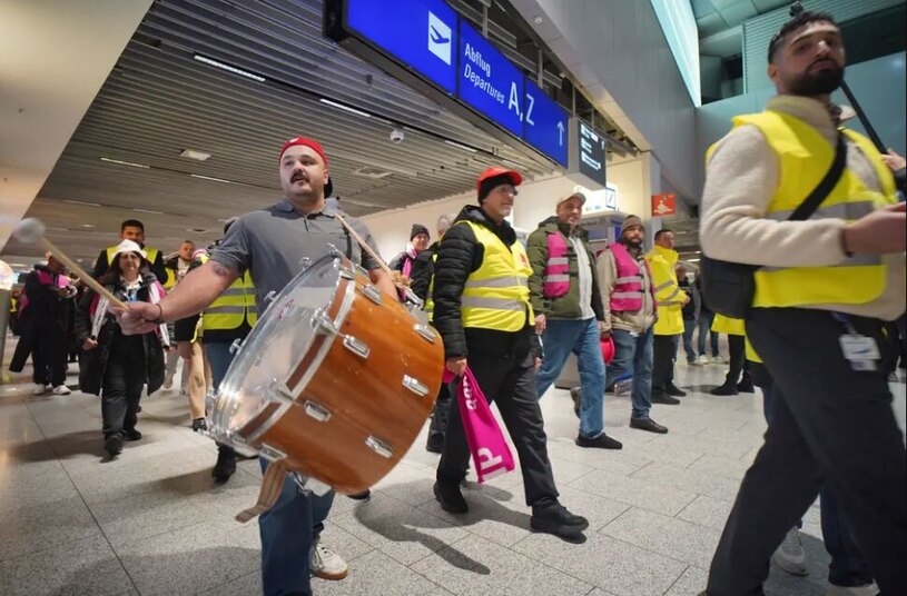 توقف واگن های قطار مترو در پارکینگ مترو شهر هامبورگ آلمان