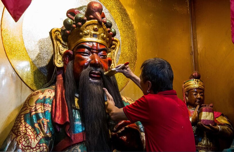 دیدنی های امروز؛ از لندنی های پایِ کار فلسطین تا سال نو چینی تمیز کردن مجسمه ها در معبدی در باندونگ اندونزی