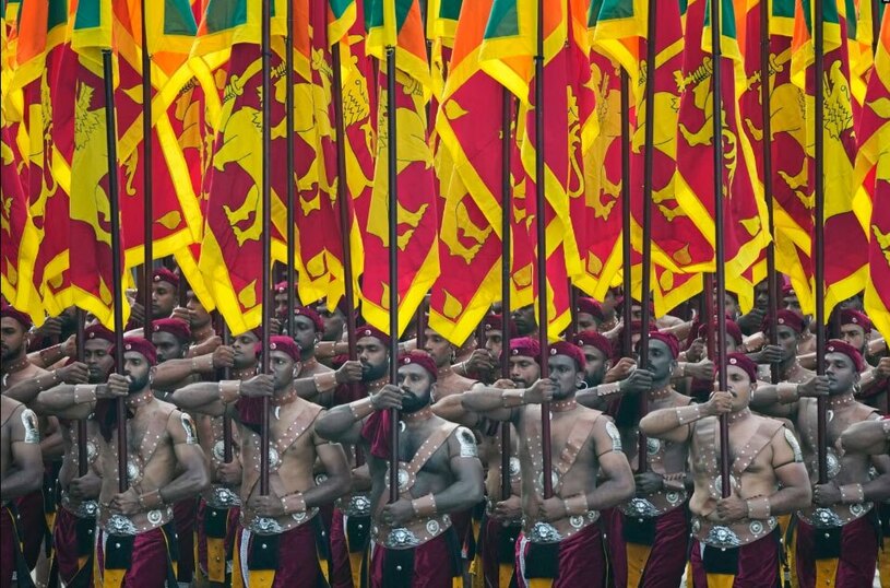 دیدنی های امروز؛ از آتش سوزی جنگلی شیلی تا قطارهای بنگلادش رژه نیروهای ارتش سریلانکا در هفتادوششمین سالگرد استقلال