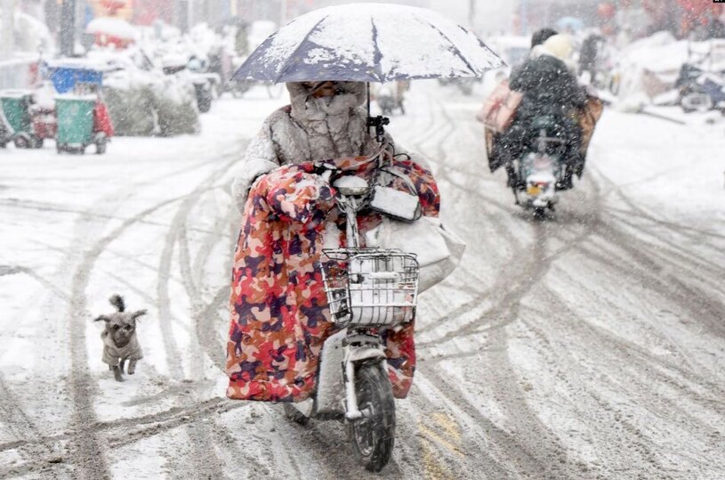 دیدنی های امروز؛ از آتش سوزی جنگلی شیلی تا قطارهای بنگلادش بارش برف در استان جیانسو