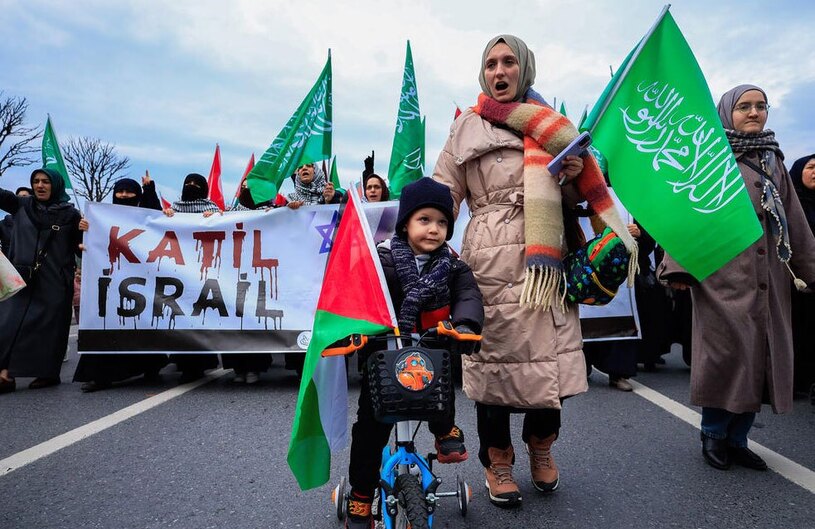 دیدنی های امروز؛ از آتش سوزی جنگلی شیلی تا قطارهای بنگلادش تظاهرات حامیان فلسطین در استانبول