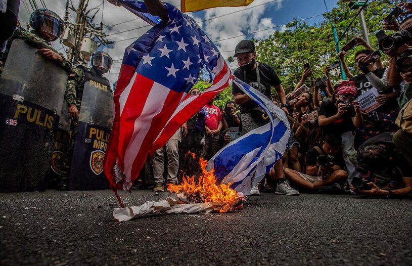 دیدنی های امروز؛ از آتش سوزی جنگلی شیلی تا قطارهای بنگلادش به آتش کشیدن پرچم آمریکا و اسراییل در جریان تظاهرات در مقابل سفارت آمریکا