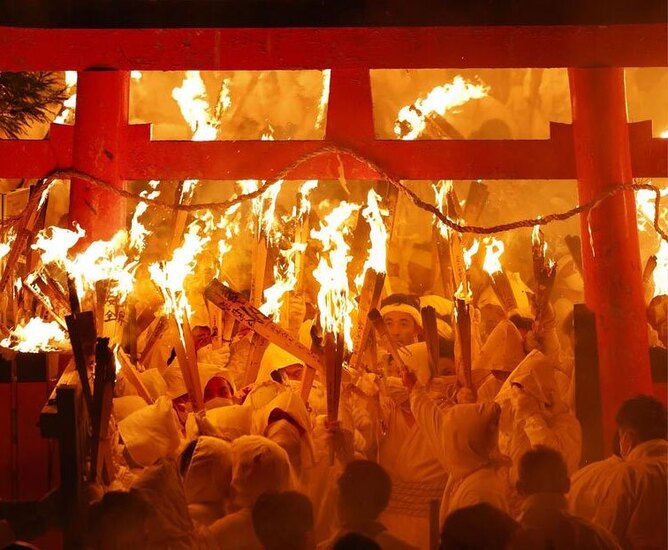 دیدنی های امروز؛ از اعتراضات کشاورزان اروپایی تا سفر رییس جمهوری جدید آرژانتین به اسراییل مردان مشعل به دست در طول یک جشنواره سنتی در معبد "کامیکورا"