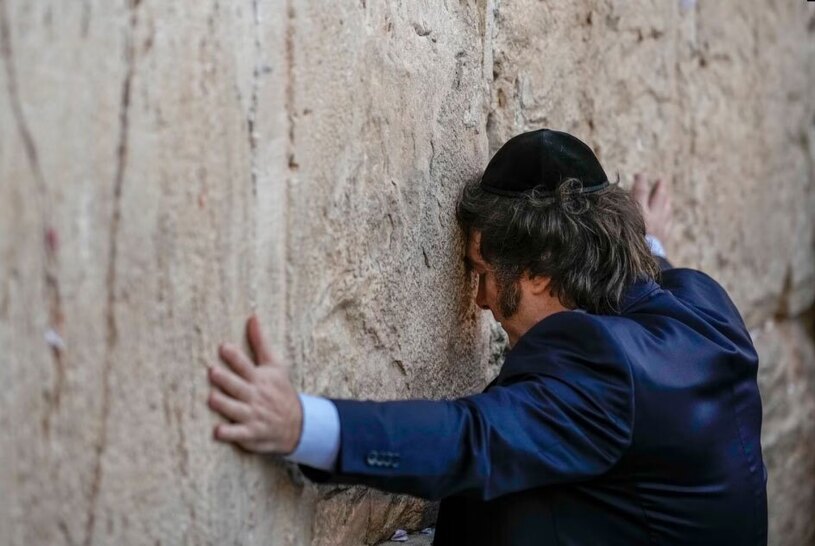 دیدنی های امروز؛ از اعتراضات کشاورزان اروپایی تا سفر رییس جمهوری جدید آرژانتین به اسراییل زیارت "خاویر میلی" رییس جمهوری جدید آرژانتین از دیوار ندبه