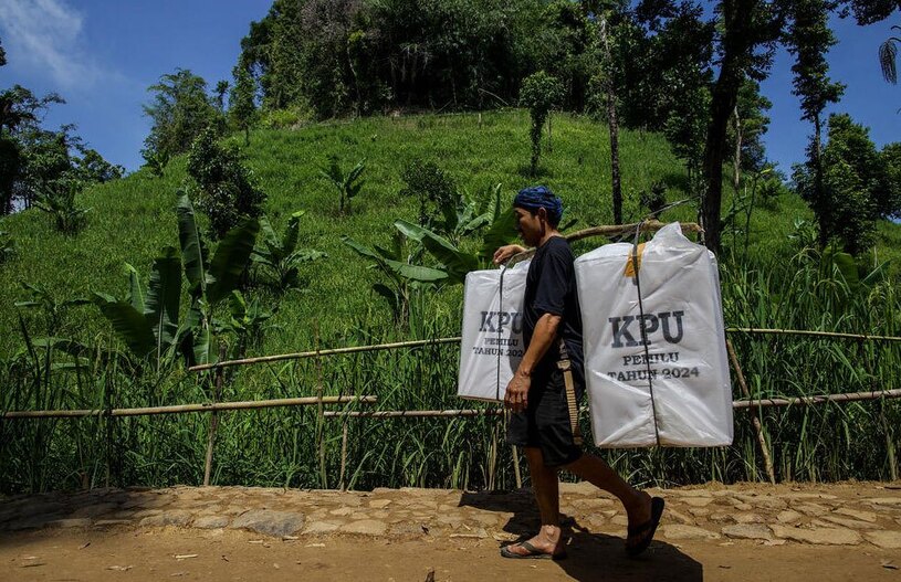 انتقال صندوق های آرا به مناطق دورافتاده اندونزی