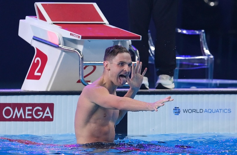 لوئیس کلیرپورت نیوزیلندی پس از کسب مدال طلای 400 متر 