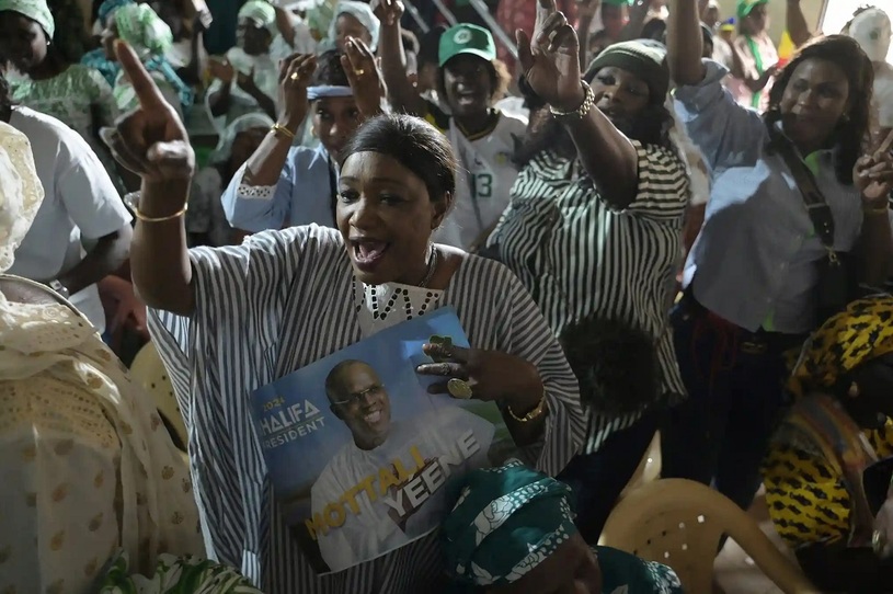 دیدنیهای امروز؛ از پرواز اژدها در چین تا یخ زدن نیاگارا طرفداران "خلیفه سال" نامزد انتخابات ریاست جمهوری سنگال