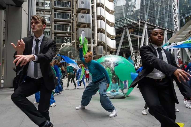 دیدنیهای امروز، از نمایشگاه خودروی ژنو تا رقص محیط زیستی در حالیکه یک دختر کوچک میان یک کره بادی نشسته است