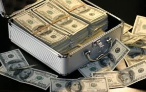 ضبط ۲۲۰ هزار دلار آمریکا در فرودگاه مشهد