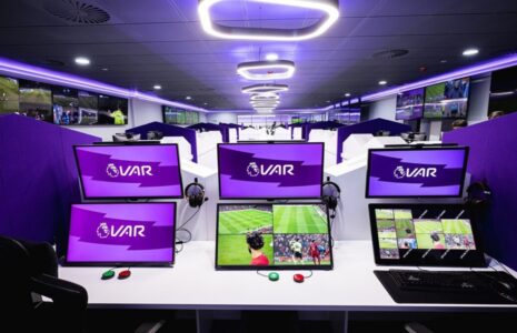 مجوز VAR برای ۴ داور فوتبال ایران مجوز VAR برای ۴ داور فوتبال ایران
