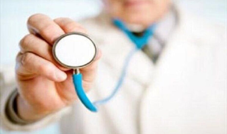 معاینه چند بیمار در مطب