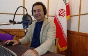 یک گوینده و مجری صداوسیما
