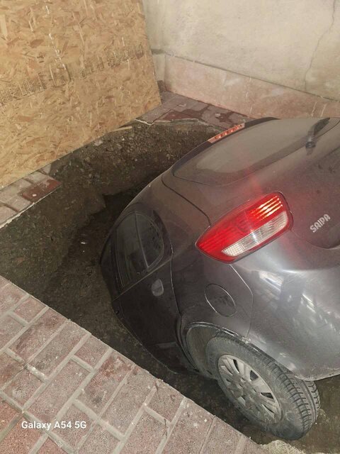 سقوط تیبا به چاه فاضلاب 