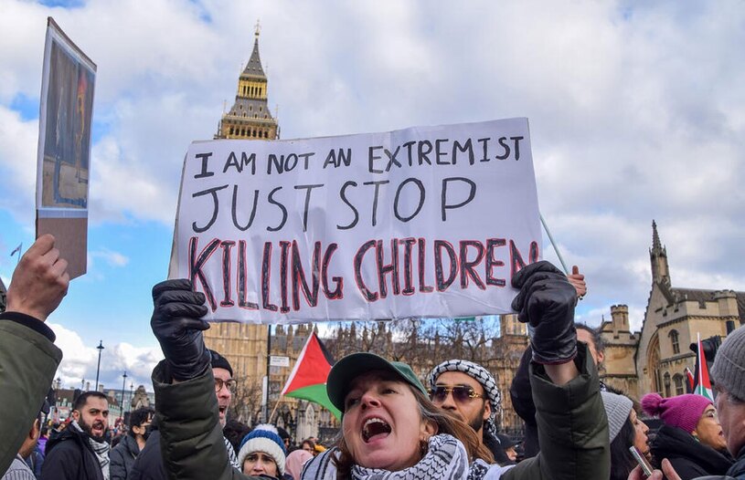 دیدنی های امروز؛ از ارسال کمک های هوایی به غزه تا "شب برات" در کشمیر تظاهرات حامیان فلسطین در شهر لندن