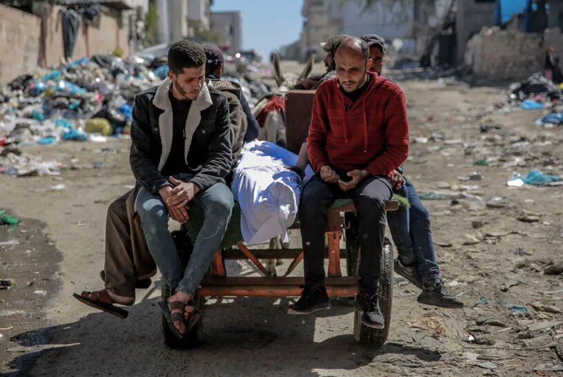 دیدنی های امروز؛ از ارسال کمک های هوایی به غزه تا "شب برات" در کشمیر حمل اجساد با گاری در نوار غزه