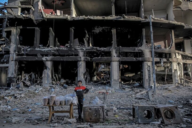 دیدنی های امروز؛ از دهمین سالگرد هواپیمای مفقود شده مالزی تا توفان برفی آمریکا دستفروشی در مقابل ویرانه های جنگ