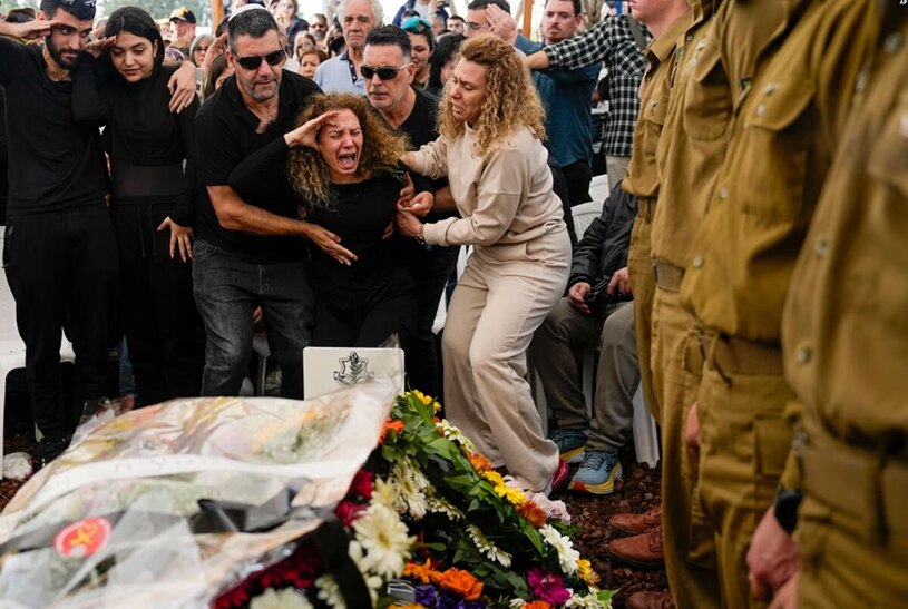 دیدنی های امروز؛ از دهمین سالگرد هواپیمای مفقود شده مالزی تا توفان برفی آمریکا گریه مادر یکی از سربازان کشته شده ارتش اسراییل در مراسم تدفینش