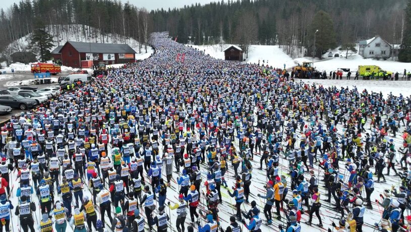 دیدنی های امروز؛ از دهمین سالگرد هواپیمای مفقود شده مالزی تا توفان برفی آمریکا اسکی همگانی در سوئد