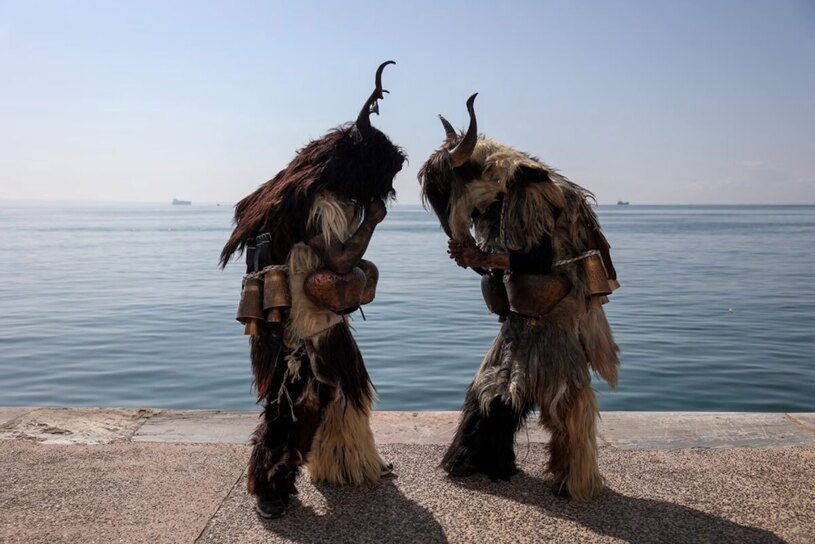 دیدنی های امروز؛ از دهمین سالگرد هواپیمای مفقود شده مالزی تا توفان برفی آمریکا سنتهای زنگدار در تسالونیکی یونان