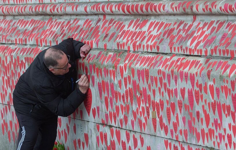دیدنی های امروز؛ از دهمین سالگرد هواپیمای مفقود شده مالزی تا توفان برفی آمریکا دیوار یادبود قربانیان کووید-19 در لندن