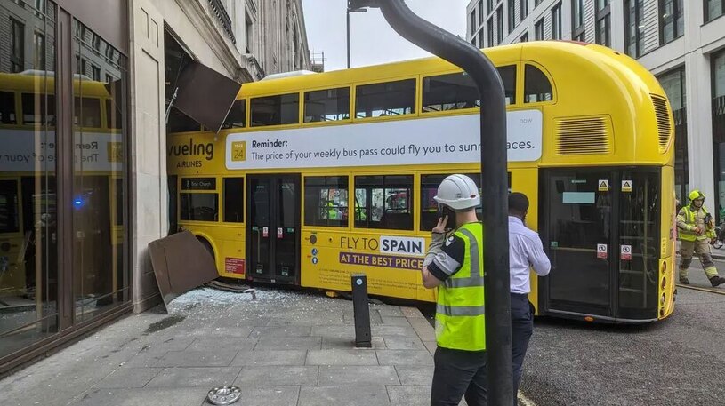 دیدنی های امروز؛ از جشن تولد پیرترین زن دنیا تا انتخابات مقدماتی آمریکا تصادف یک اتوبوس دوطبقه و ورود آن به میخانه ای