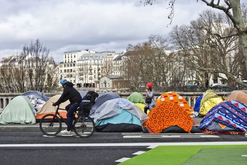 دیدنی های امروز؛ از جشنواره آیینی هندوها تا گردن آویز ترامپ کمپ بی خانمان های فرانسوی در حاشیه پل رود سِن