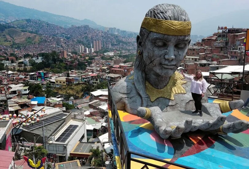 دیدنی های امروز؛ از جشنواره آیینی هندوها تا گردن آویز ترامپ عکس گرفتن یک گردشگر در کنار مجسمه