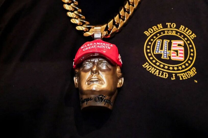 دیدنی های امروز؛ از جشنواره آیینی هندوها تا گردن آویز ترامپ گردنبند ترامپ بر گردن یکی از هوادارانش