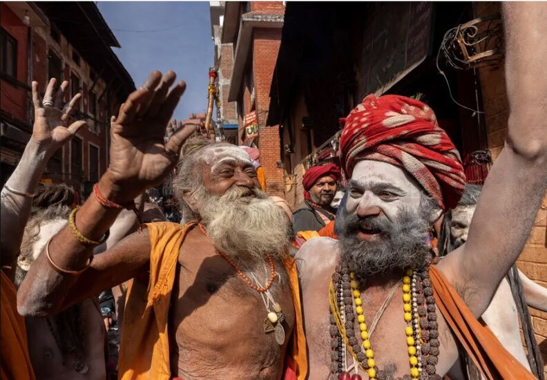 دیدنی های امروز؛ از جشنواره آیینی هندوها تا گردن آویز ترامپ راهپیمایی جشنواره " ماها شیواراتری" هندوها در کاتماندو نپال