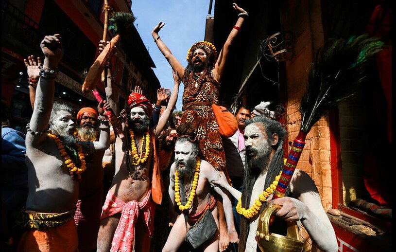 دیدنی های امروز؛ از جشنواره آیینی هندوها تا گردن آویز ترامپ راهپیمایی جشنواره " ماها شیواراتری" هندوها در کاتماندو نپال