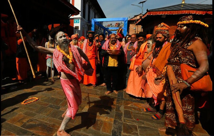 دیدنی های امروز؛ از جشنواره آیینی هندوها تا گردن آویز ترامپ راهپیمایی جشنواره " ماها شیواراتری" هندوها در کاتماندو نپال