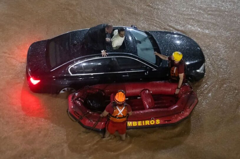 دیدنی های امروز؛ از جشنواره آیینی هندوها تا گردن آویز ترامپ امدادرسانی به خودروهای مانده در سیل