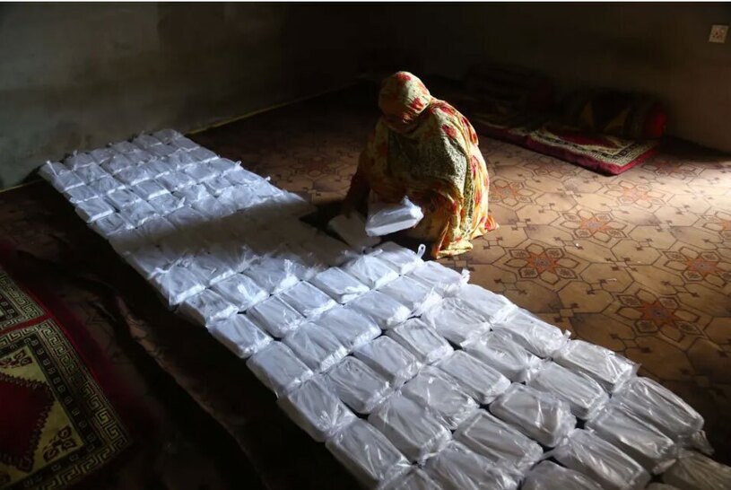 دیدنی های امروز؛ از جشنواره آیینی هندوها تا گردن آویز ترامپ داوطلبان هلال احمر پاکستان بسته های غذایی