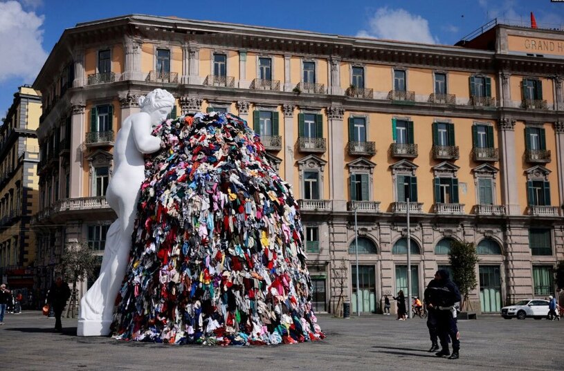 دیدنی های امروز؛ از جشنواره آیینی هندوها تا گردن آویز ترامپ اثر یک هنرمند ایتالیایی