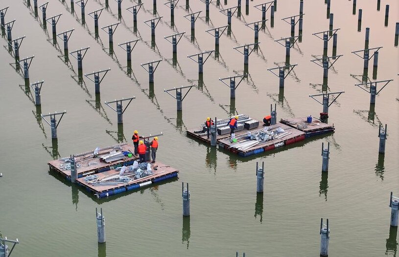 دیدنی های امروز؛ از جشنواره آیینی هندوها تا گردن آویز ترامپ کار بر روی یک پروژه تولید برق فتوولتائیک هیبریدی خورشیدی