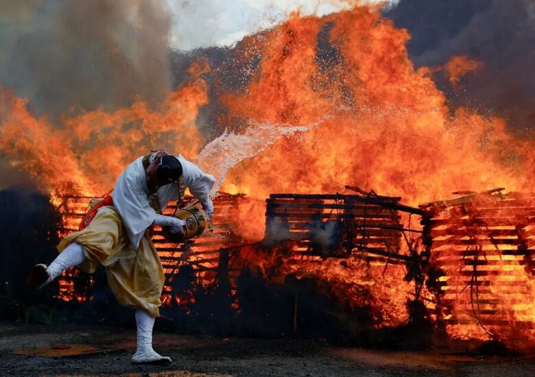  جشنواره راهپیمایی روی آتش