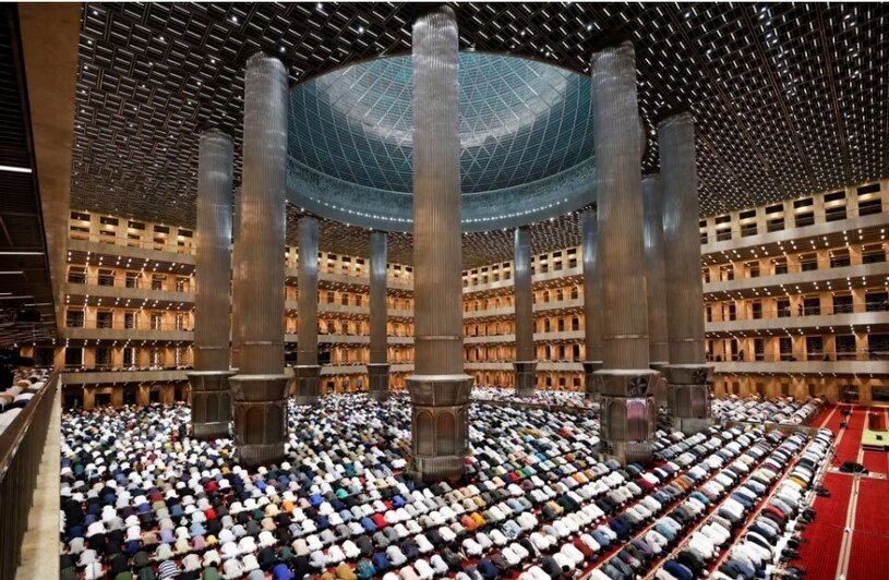 دیدنی های امروز؛ از آداب رمضانی تا فمنیست های حامی فلسطین اولین نماز جماعت ماه رمضان در مسجد جامع استقلال