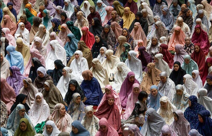 دیدنی های امروز؛ از آداب رمضانی تا فمنیست های حامی فلسطین اولین نماز جماعت ماه رمضان در مسجد جامع استقلال