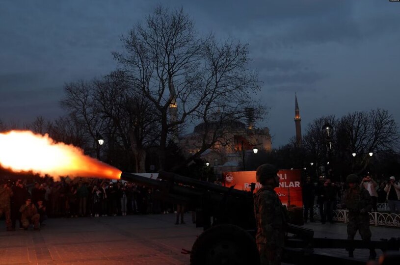 دیدنی های امروز؛ از آداب رمضانی تا فمنیست های حامی فلسطین شلیک توپ لحظه افطار در نخستین روز ماه رمضان در میدان "سلطان احمد"