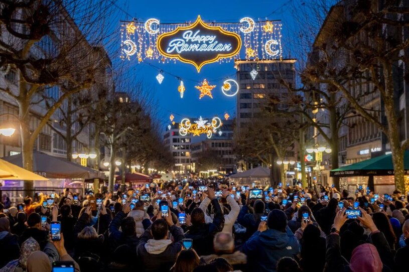 دیدنی های امروز؛ از آداب رمضانی تا فمنیست های حامی فلسطین تزیین شهر فرانکفورت آلمان به مناسبت حلول ماه رمضان