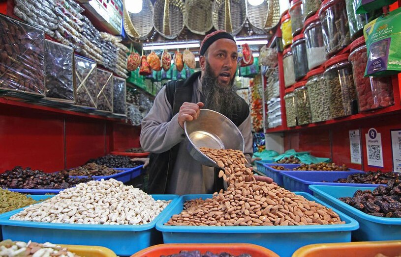 مغازه فروش خشکبار در بازار سرینگر