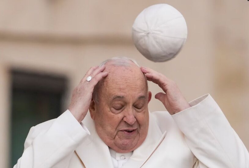  باد کلاه پاپ فرانسیس